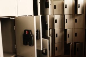 Lockers utilizados em serviços PUDO (Pick-up Drop-off) para armazenamento seguro de encomendas e retiradas